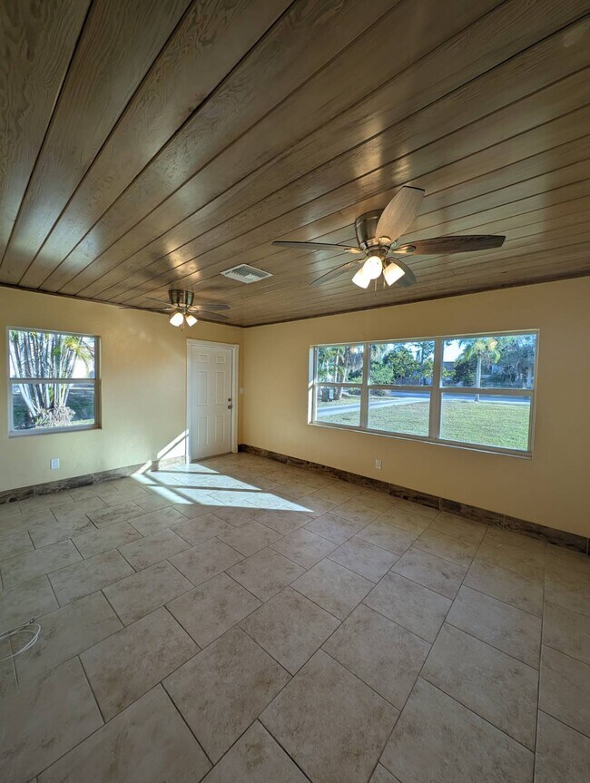 Building Photo - 815 NW River Shores Blvd