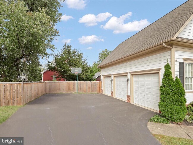 Building Photo - 904 Locust St