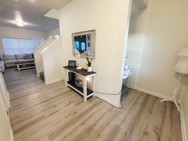 Building Photo - 366 Crandon Rd