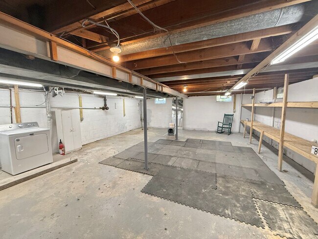 Building Photo - 3/1 Single Family Home | Large back yard |...