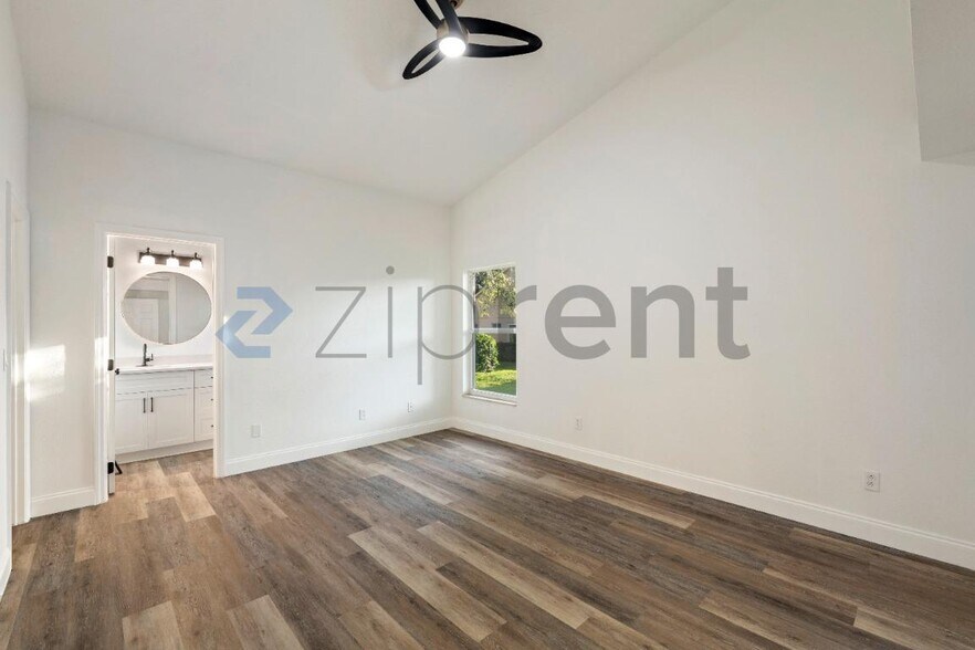 Building Photo - Unit