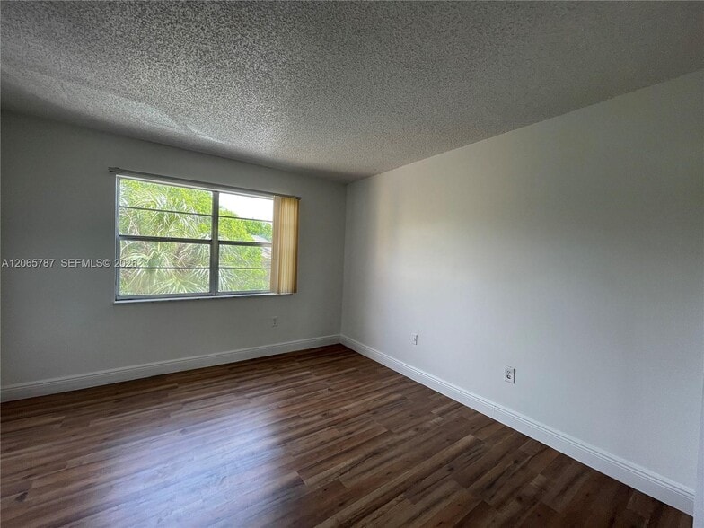 Building Photo - 4334 NW 9th Ave