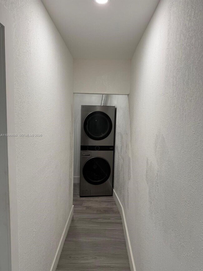 Building Photo - 5420 E 7th Ave