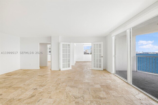 Building Photo - 1420 Brickell Bay Dr