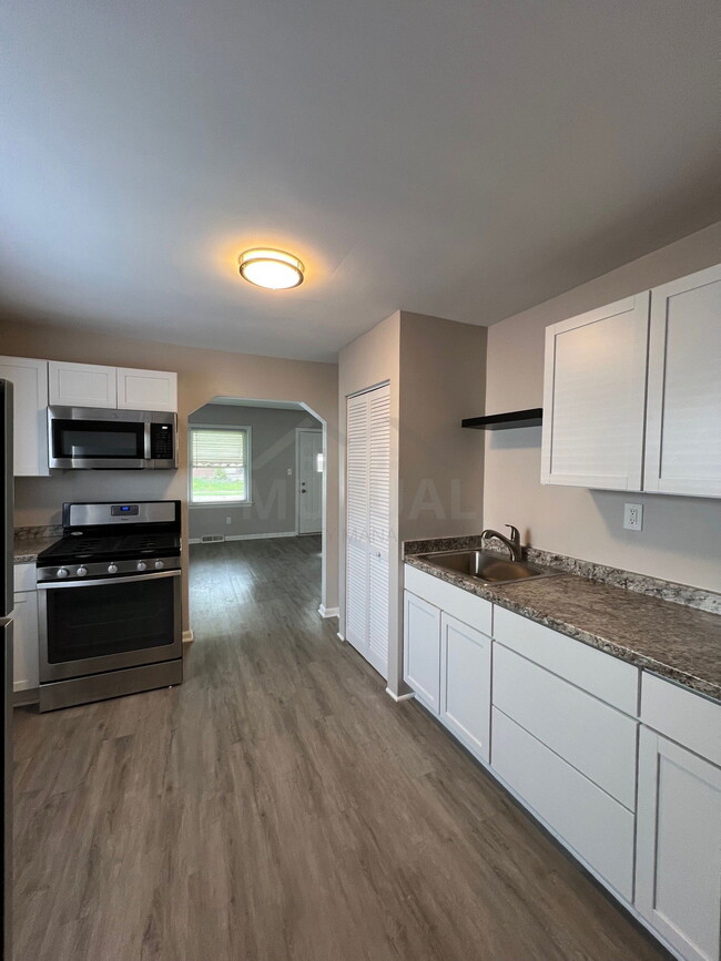 Building Photo - 28273 Schram St