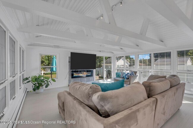 Building Photo - 373 W Park Ave