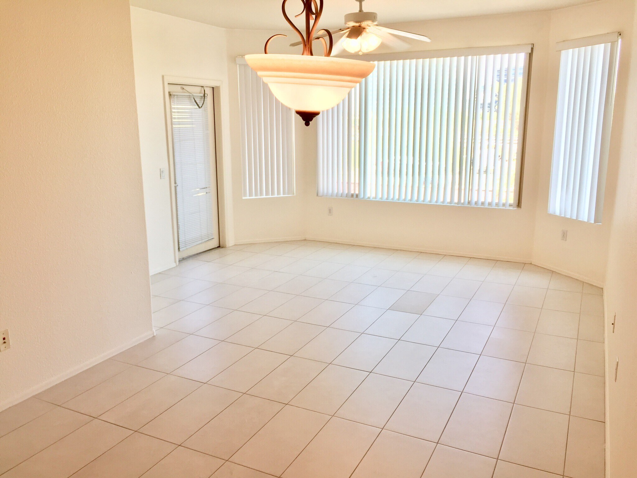 Building Photo - 420 W 1st St