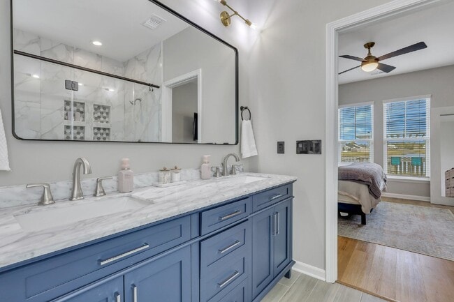 Building Photo - Executive Home in Convenient Location