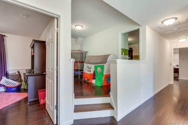 Building Photo - 16 Primrose Ln