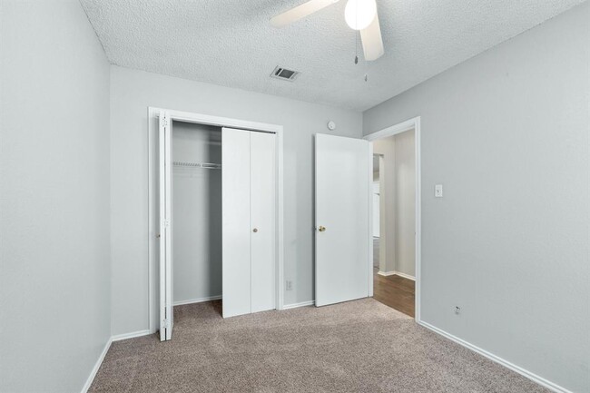 Building Photo - 6002 Parkwood Dr