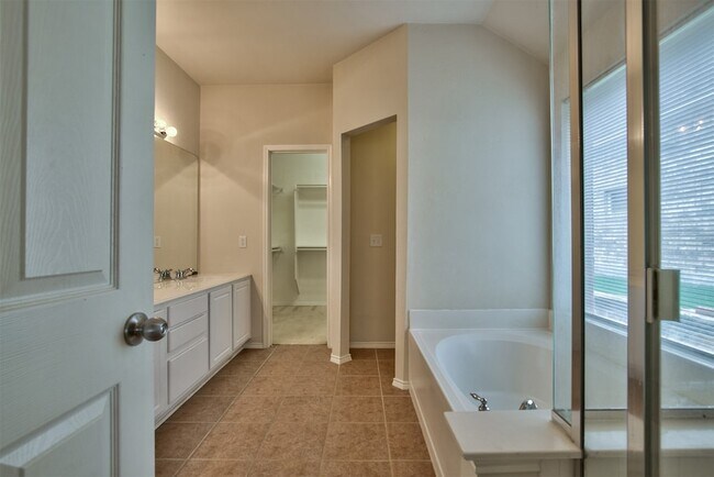 Building Photo - 2605 Monroe Dr