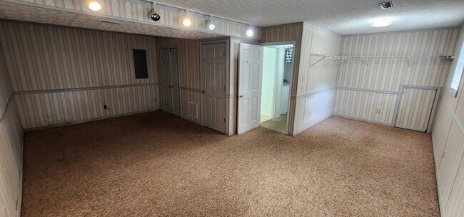 Building Photo - 2 Bedrooms Basement Penn Laird