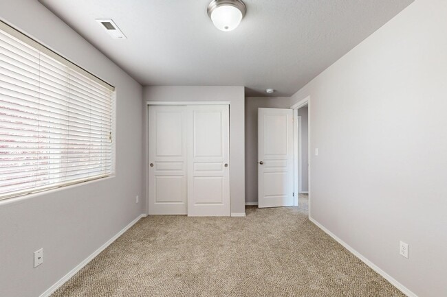 Building Photo - Beautifully maintained 3 bedroom 2.5 bath home