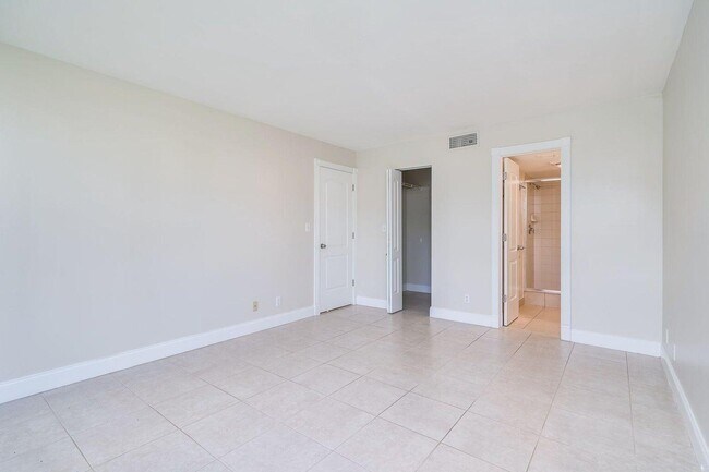 Building Photo - 1238 S Military Trail