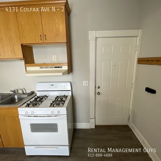 Building Photo - Nice 2 Bedroom! Laundry included, Off stre...