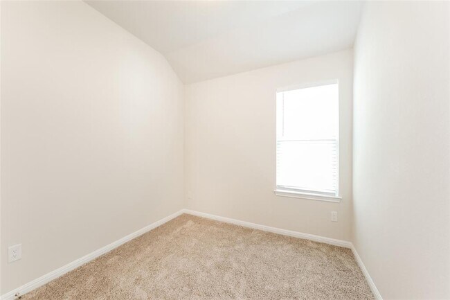Building Photo - 1021 Round Bale Rd