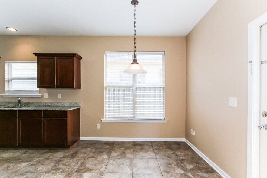 Building Photo - 2122 Timberline Dr
