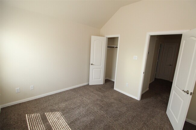 Building Photo - 627 Oak Cir Dr E