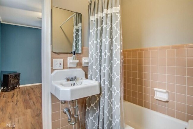 Building Photo - Discover the charm of this cozy single-family home, where your dreams can take shape and flourish!