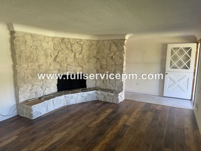 Building Photo - Charming house in downtown Snohomish