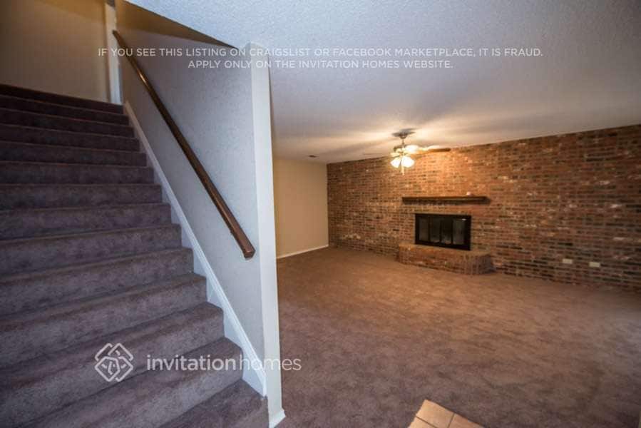 Building Photo - 3801 Devonaire Dr