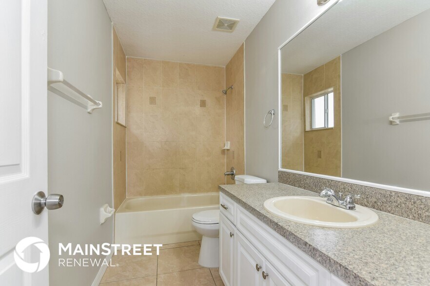 Building Photo - 9503 N Hyaleah Rd