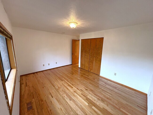 Building Photo - 1870 N Skyline Dr