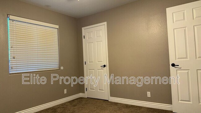 Building Photo - 788 S Knox Dr