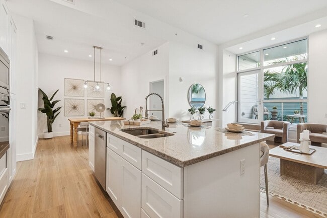 Building Photo - 1343 4th St