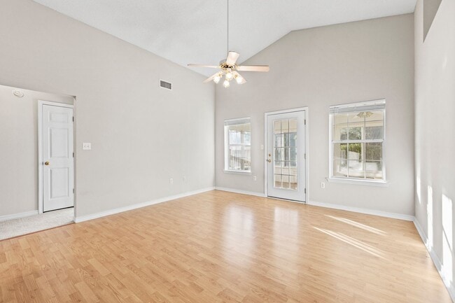 Building Photo - Charming home in IDEAL location!!!