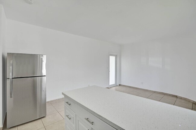 Building Photo - 2160 Bay Dr