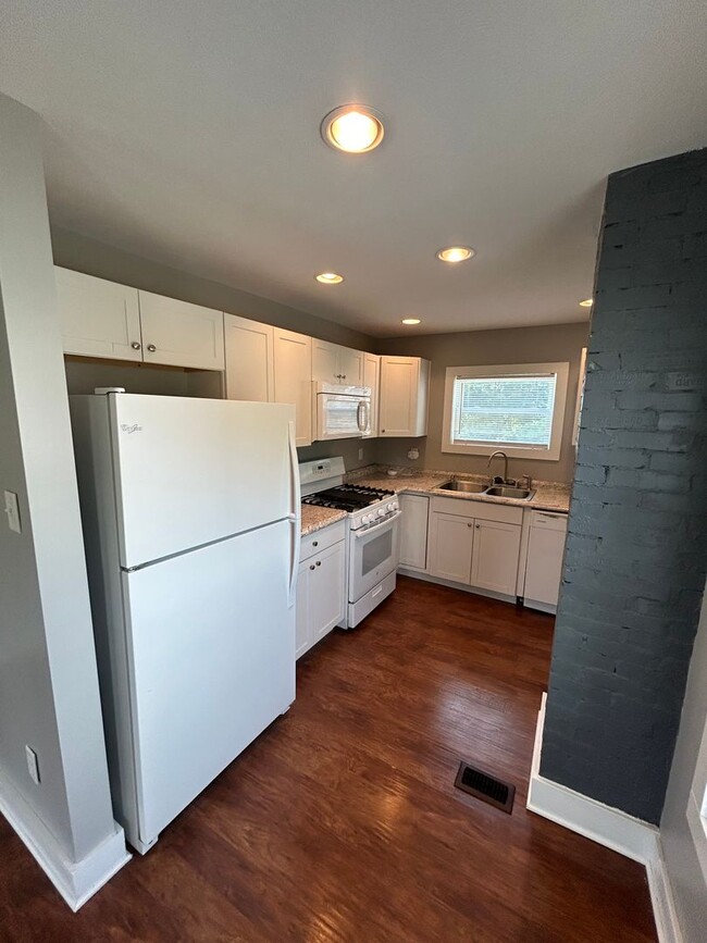 Building Photo - Cozy 3BR Home with Modern updated in Hopew...