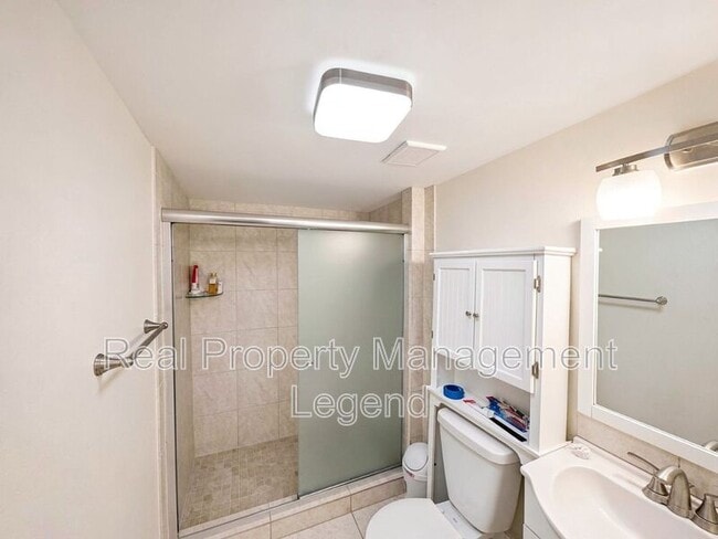 Building Photo - 409 La Salle Dr