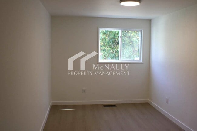 Building Photo - Newly Remodeled 3 bedroom home with Oversi...