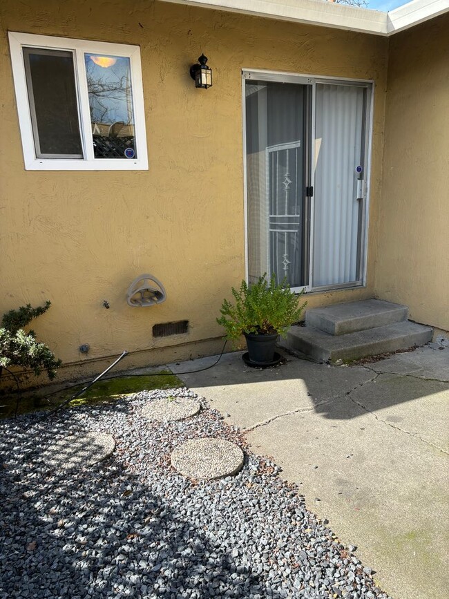 Building Photo - 2 bedroom ~1 bath ~ 1 car Garage!!
