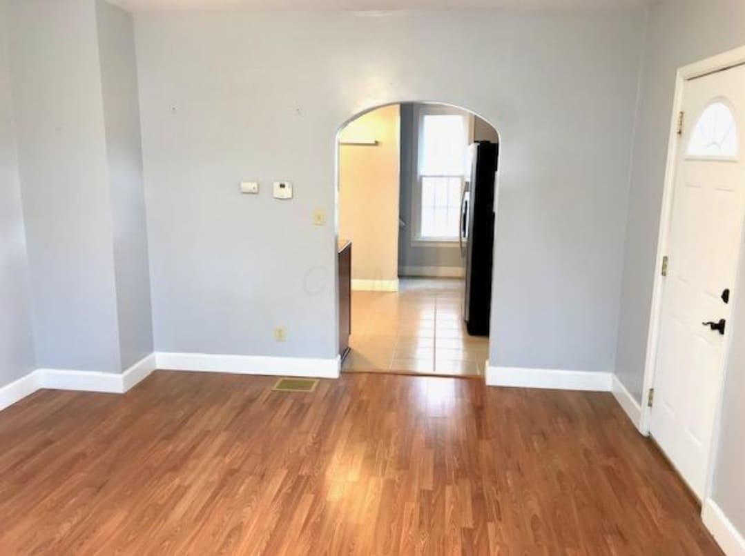 Living room doorway leading into the kitchen. - 711 E 6th Ave