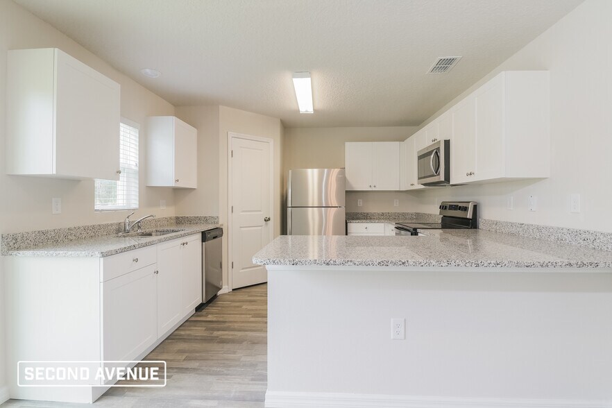 Building Photo - 6690 N Roland Dr