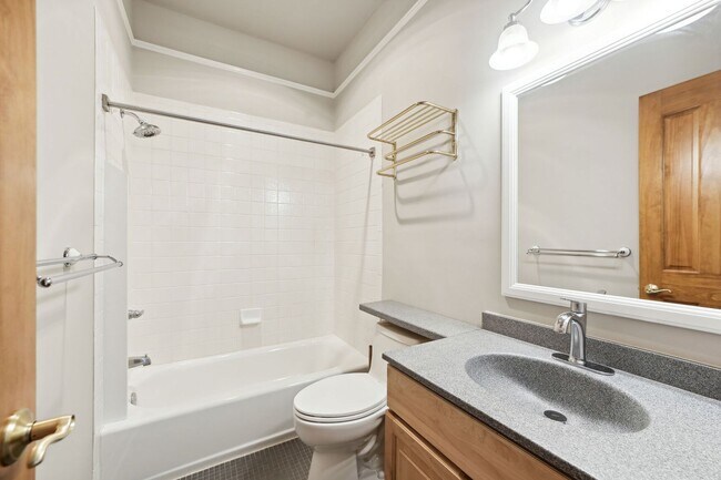 Building Photo - Available Now! 2 Bed/2 Bath With Parking I...