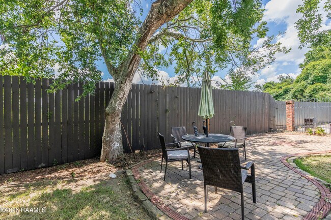 Building Photo - 300 Oak Hollow Dr