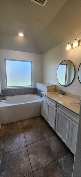 Building Photo - 5022 Brewcastle Ln