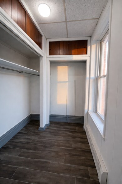 Building Photo - 32 Douw St