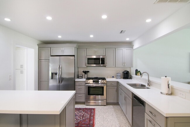 Building Photo - 221 N Swinton Ave