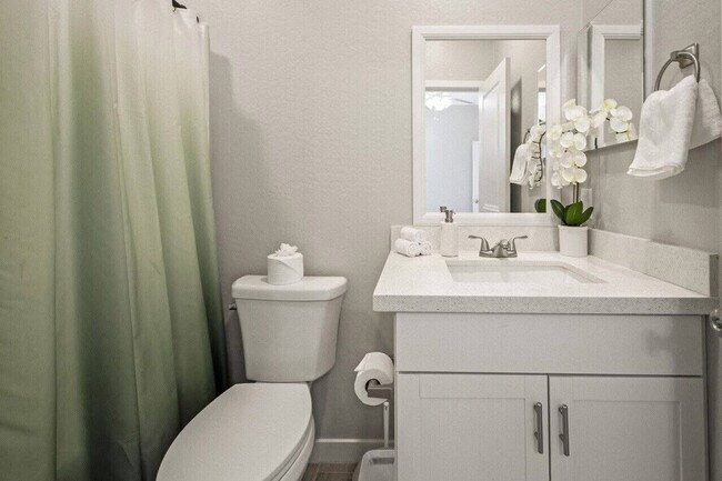 Building Photo - 6612 W Paradise Ln