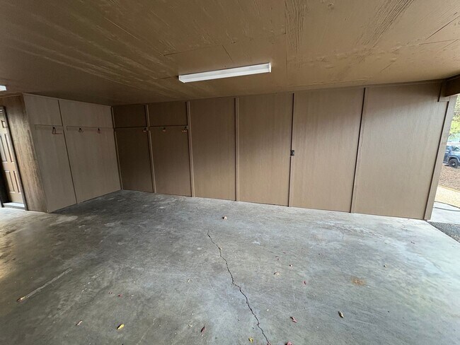 Building Photo - 2 Bed/1 Bath Unit Located in SE Bend Triplex - Month to Month Lease Term