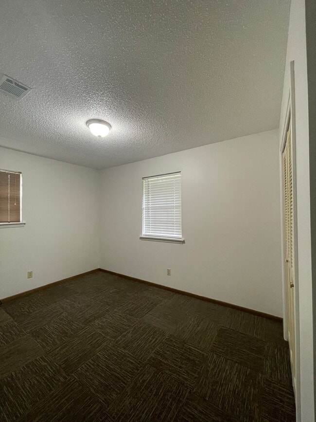 Building Photo - New Listing!