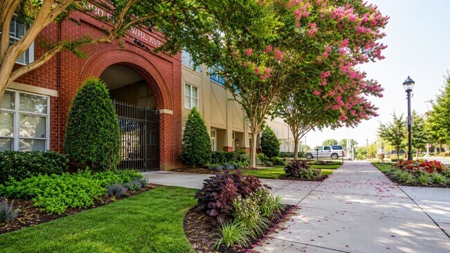 Building Photo - Dilworth Townhome-Style Condo | 2BR/2.5BA | Private Entrance | Walk to South End, Harris Teeter, ...