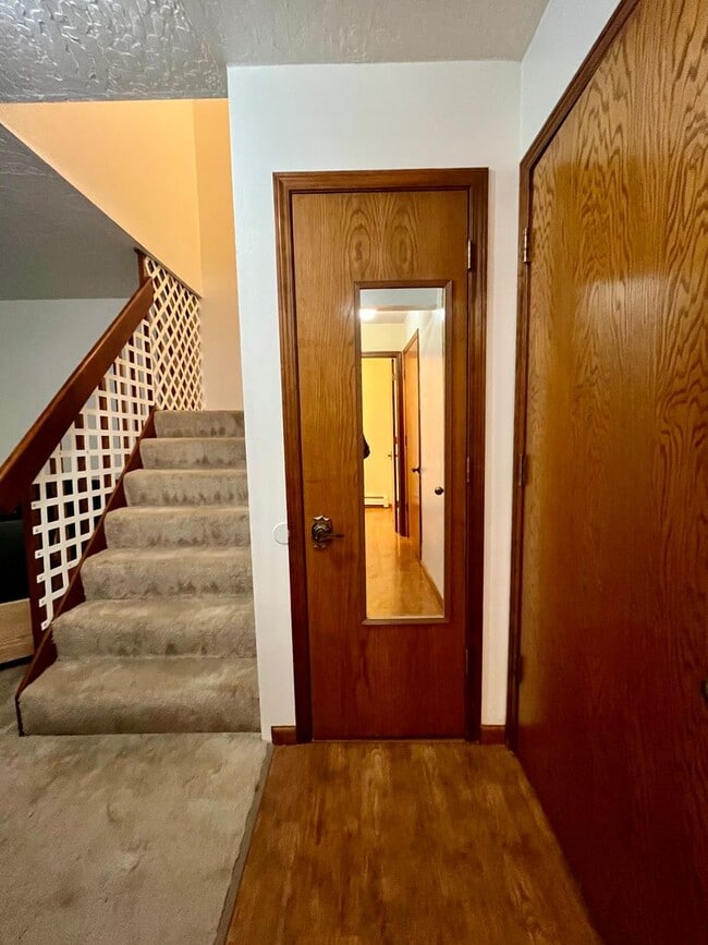 Building Photo - Cat friendly condo for rent in University West