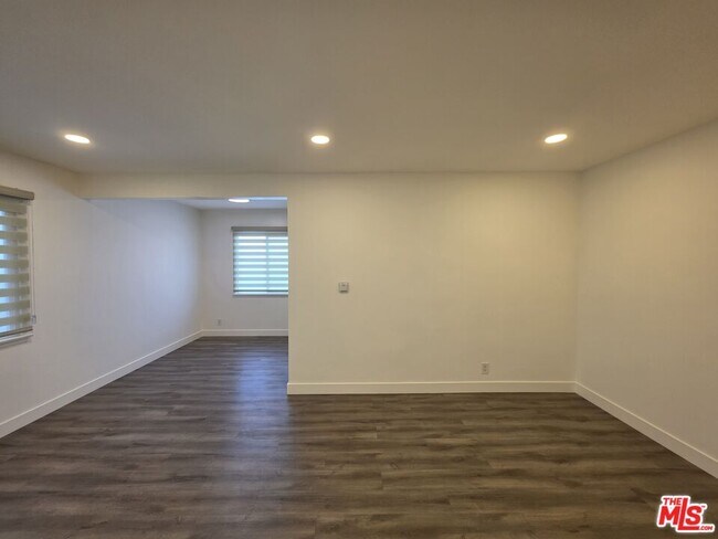 Building Photo - 707 Strand St