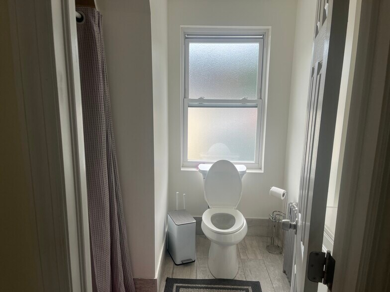Building Photo - 535 Van Cortlandt Park Ave