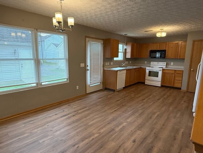 Building Photo - Charming 3 bedroom, 2.5 bath home located in Lehner Woods